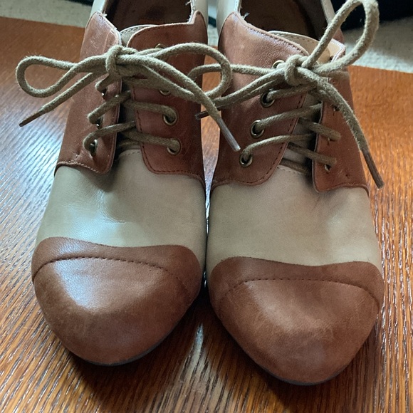 MIZ MOOZ FRANKLIN healed lace up bootie. Two tone leather. Size 6.5. - Picture 2 of 12